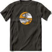 Fishing - Vissen T-Shirt | Grappig Verjaardag Vis Hobby Cadeau Shirt | Dames - Heren - Unisex | Tshirt Hengelsport Kleding Kado - Donker Grijs - S