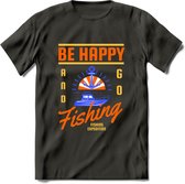 Be Happy Go Fishing - Vissen T-Shirt | Oranje | Grappig Verjaardag Vis Hobby Cadeau Shirt | Dames - Heren - Unisex | Tshirt Hengelsport Kleding Kado - Donker Grijs - 3XL