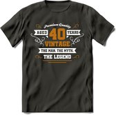 40 Jaar Legend T-Shirt | Goud - Wit | Grappig Verjaardag en Feest Cadeau Shirt | Dames - Heren - Unisex | Tshirt Kleding Kado | - Donker Grijs - XL