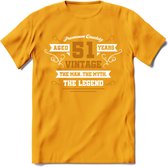 51 Jaar Legend T-Shirt | Goud - Wit | Grappig Verjaardag en Feest Cadeau Shirt | Dames - Heren - Unisex | Tshirt Kleding Kado | - Geel - S
