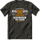 92 Jaar Legend T-Shirt | Goud - Wit | Grappig Verjaardag en Feest Cadeau Shirt | Dames - Heren - Unisex | Tshirt Kleding Kado | - Donker Grijs - L