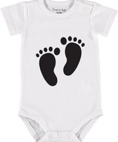 Baby Rompertje met tekst 'Babyfeet' |Korte mouw l | wit zwart | maat 50/56 | cadeau | Kraamcadeau | Kraamkado