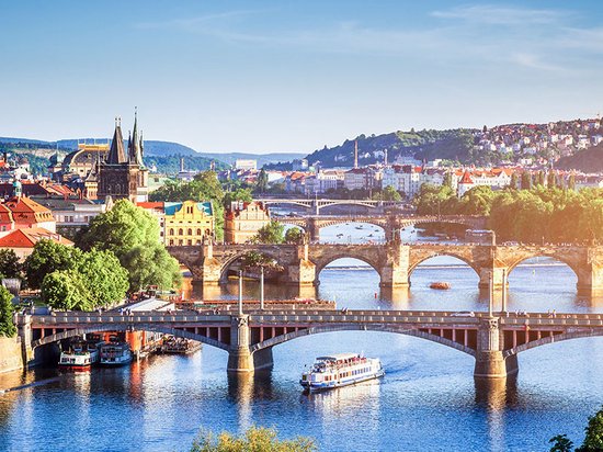 Panorama van Praag met de Karelsbrug en de rivier de Moldau op een zonnige dag.
