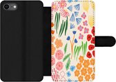 Bookcase Geschikt voor iPhone 7 telefoonhoesje - Bloemen - Patronen - Veldbloemen - Met vakjes - Wallet case met magneetsluiting