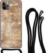 Hoesje met koord Geschikt voor iPhone 11 Pro Max - Slangenprint - Goud - Bruin - Siliconen - Crossbody - Backcover met Koord - Telefoonhoesje met koord - Hoesje met touw