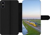 Bookcase Geschikt voor iPhone X telefoonhoesje - Een trein rijdt door een landschap - Met vakjes - Wallet case met magneetsluiting