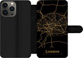 Bookcase Geschikt voor iPhone 13 Pro Max telefoonhoesje - Londen - Kaart - Gold - Met vakjes - Wallet case met magneetsluiting