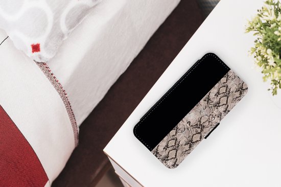 Telefoonhoesje Geschikt voor iPhone 12 Pro Max telefoonhoesje - Slangen - Design - Reptielen - Met vakjes - Wallet case met magneetsluiting