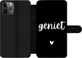 Bookcase Geschikt voor iPhone 11 Pro telefoonhoesje - Quotes - Spreuken - Geniet - Met vakjes - Wallet case met magneetsluiting