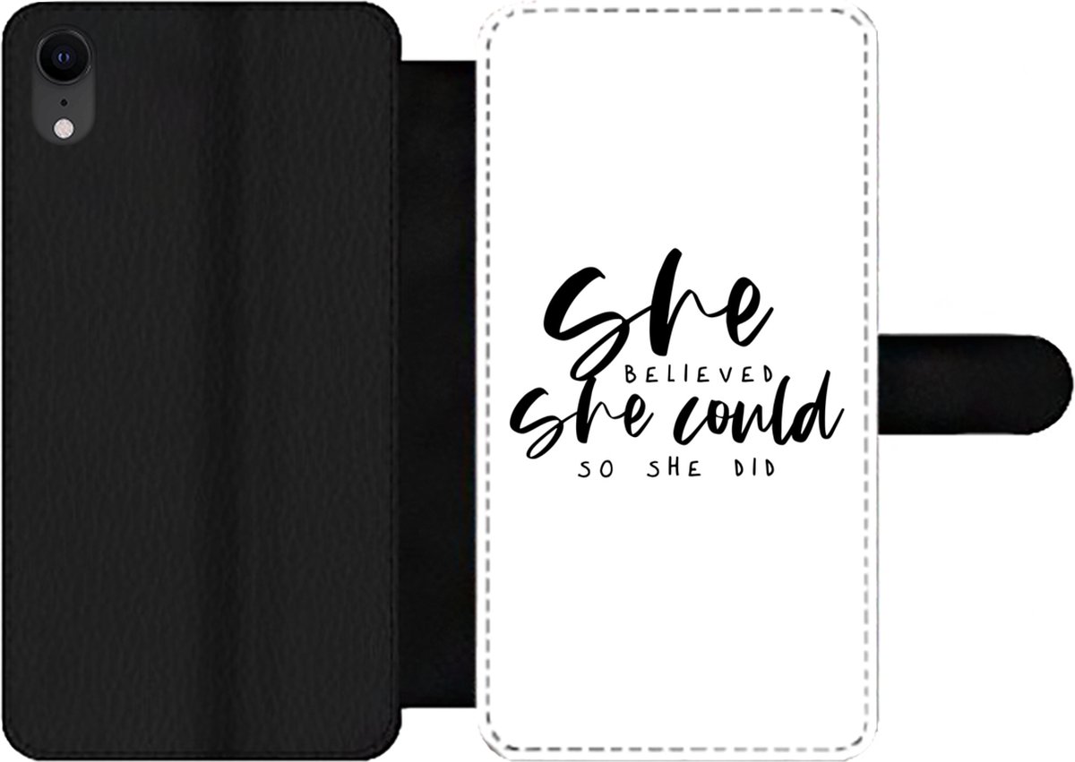 Telefoonhoesje Geschikt voor iPhone XR telefoonhoesje - Quotes - She believed she could so she did - Spreuken - Met vakjes - Wallet case met magneetsluiting