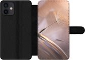 Bookcase Geschikt voor iPhone 12 Mini telefoonhoesje - Paardenbloem zaden - Abstract - Lucht - Met vakjes - Wallet case met magneetsluiting