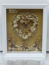 Een uniek prachtig mooie bloemdecoratie van droogbloemen met  geconserveerd witte hortensia bloempjes in 3D fotolijst / afmeeting 30x23,5x6 cm / woonaccessoire/ droogbloemen / cade