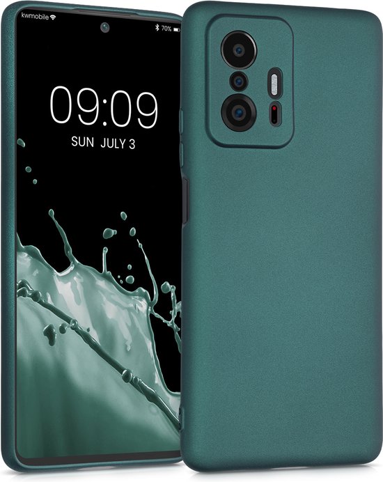Coque de téléphone vert foncé finition métallique, vue latérale et arrière d'un smartphone avec fond éclaboussures d'eau.