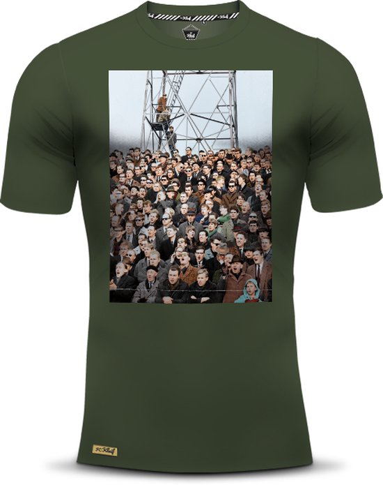 Groen T-shirt met een detailopname van de opdruk: een menigte supporters bij een sportevenement.