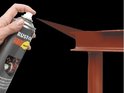 Hand spuit met rode 'RUST-OLEUM HARD HAT' spuitbus, spuit rode verf op metalen staander.