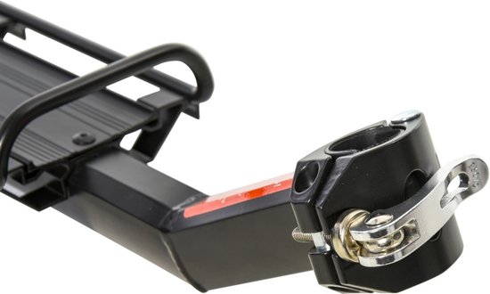 Zwarte fiets bagagedrager met quick-release bevestiging op een zadelpen.