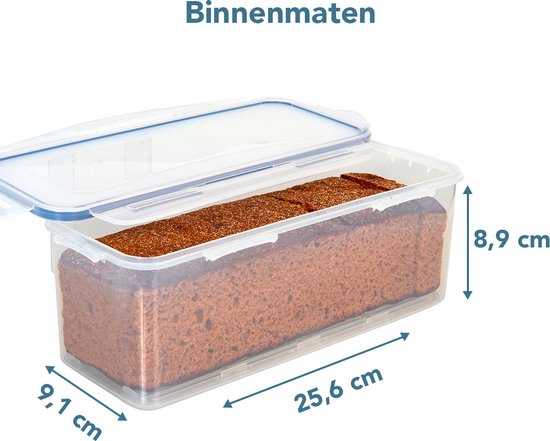 Boîte de conservation transparente avec couvercle bleu ouvert, remplie de pain d'épices, avec dimensions intérieures 25,6 cm x 9,1 cm x 8,9 cm.