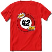 42 Jaar Hoera Verkeersbord T-Shirt | Grappig Verjaardag Cadeau | Dames - Heren | - Rood - M