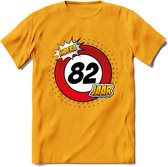 82 Jaar Hoera Verkeersbord T-Shirt | Grappig Verjaardag Cadeau | Dames - Heren | - Geel - XL