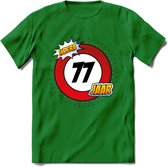 77 Jaar Hoera Verkeersbord T-Shirt | Grappig Verjaardag Cadeau | Dames - Heren | - Donker Groen - 3XL