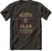 90 Jaar Legendarisch Gerijpt T-Shirt | Bordeauxrood - Ivoor | Grappig Verjaardag Cadeau | Dames - Heren | - Donker Grijs - L