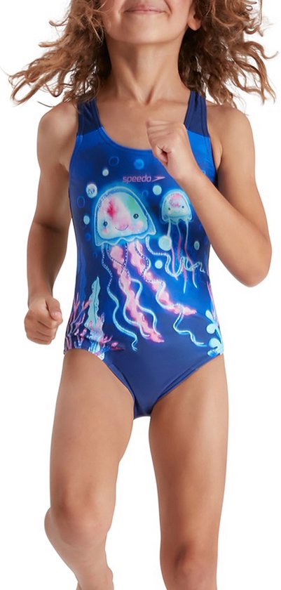 Meisje in donkerblauw Speedo badpak met roze kwallenprint, rent naar voren. Speedo logo op de borst.