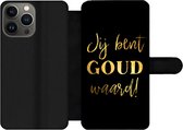 Bookcase Geschikt voor iPhone 13 Pro Max telefoonhoesje - Quotes - Spreuken - Jij bent goud waard - Met vakjes - Wallet case met magneetsluiting