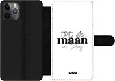 Bookcase Geschikt voor iPhone 11 Pro Max telefoonhoesje - Quotes - Tot de maan en terug - Spreuken - Met vakjes - Wallet case met magneetsluiting