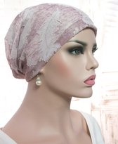 Chemomuts beanie te gebruiken bij haarverlies pastel roze met veren print