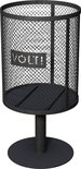 Zwarte metalen staande vuurkorf met VOLT! logo, op een donkere achtergrond.