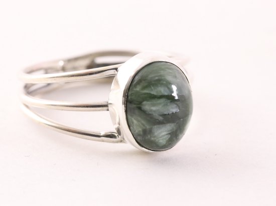 Opengewerkte zilveren ring met groene serafiniet - maat 16