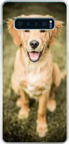 Geschikt voor Samsung Galaxy S10 Plus hoesje - Een portret van een Golden Retriever puppy in de tuin - Siliconen Telefoonhoesje
