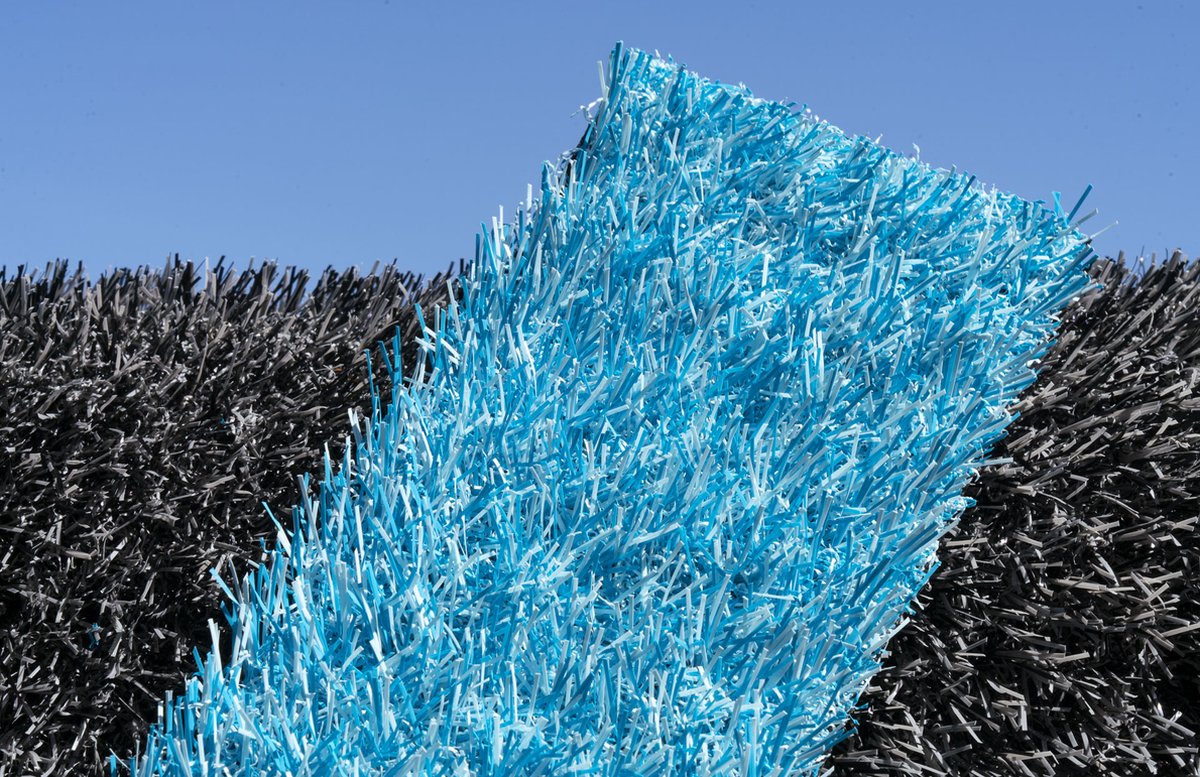 Blauw Turquoise Kunstgras 4 x 24 meter - 25mm ✅ Nederlandse Productie ✅ Waterdoorlatend | Tuin | Kind | Dier
