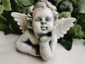 Buste engel/cherubijn die je vriendelijk aankijkt met handje aan de wang in grijs-witte kleur