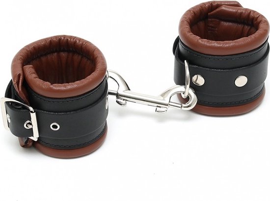 Zwarte en bruine handboeien met zilverkleurige schakelketting en gespen.