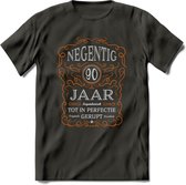 90 Jaar Legendarisch Gerijpt T-Shirt | Oranje - Grijs | Grappig Verjaardag en Feest Cadeau Shirt | Dames - Heren - Unisex | Tshirt Kleding Kado | - Donker Grijs - XXL