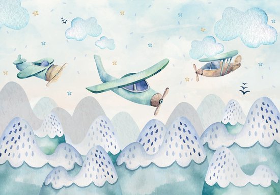 Muur met illustraties van vliegtuigen, wolken en blauwe bergen.