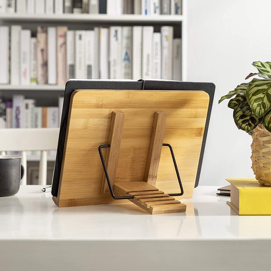 Zicht op de achterkant van een bamboe boekenstandaard met een tablet.