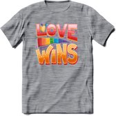 Love Wins | Pride T-Shirt | Grappig LHBTIQ+ / LGBTQ / Gay / Homo / Lesbi Cadeau Shirt | Dames - Heren - Unisex | Tshirt Kleding Kado | - Donker Grijs - Gemaleerd - L