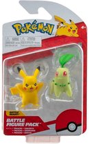 Pikachu + Chikorita – Pokémon Battle Feature Figure + Pokemon Balpen + 5 Pokemon Stickers | Speelgoed Actiefiguur Speelfiguur voor kinderen jongen meisjes | Speel en Knuffel met jou favoriete