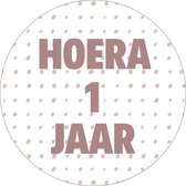 20 x Roze Traktatiestickers Hoera 1 Jaar - Stickervel - Cadeaustickers - Wensetiket - Rond 4 cm - Sluitsticker - 20 stuks - Sticker 1e Verjaardag