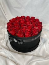 AG Luxurygifts rozen box - flower box - cadeau - rozen - rood - soap roses - Valentijnsdag - luxe - liefde - moederdag - velvet