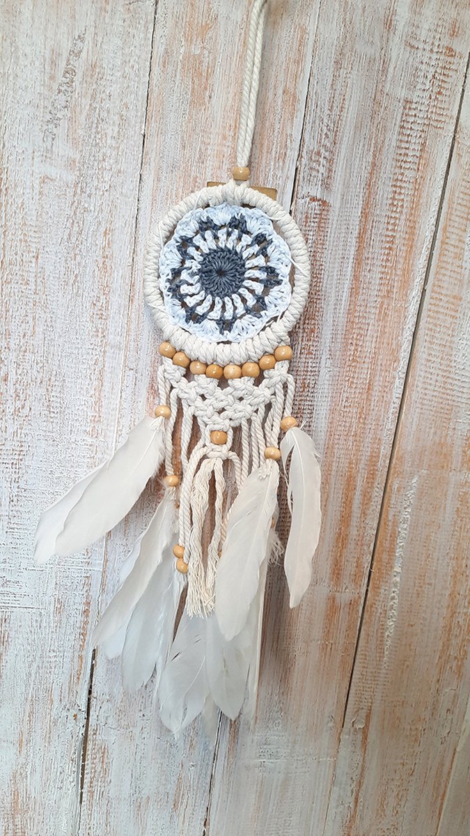 Dromenvanger grijs gekleurd macrame met naturel kralen ±10cm