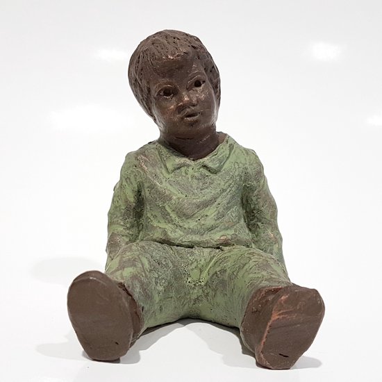 Geert Kunen / Skulptuur / Beeld / Zittende jongen - bruin / groen - 9 x 10 x 13 cm hoog.