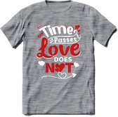 Time Passes Love Does Not - Valentijn T-Shirt | Grappig Valentijnsdag Cadeautje voor Hem en Haar | Dames - Heren - Unisex | Kleding Cadeau | - Donker Grijs - Gemaleerd - M