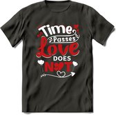 Time Passes Love Does Not - Valentijn T-Shirt | Grappig Valentijnsdag Cadeautje voor Hem en Haar | Dames - Heren - Unisex | Kleding Cadeau | - Donker Grijs - 3XL