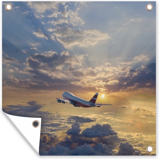 Tuin poster Een vliegtuig dat door de lucht met zonnestralen vliegt - 200x200 cm - Tuindoek - Buitenposter