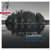 Cd-hoes met een bosrijk eiland op een spiegelglad meer. Tekst: Nordic Sounds, music of Sven-David Sandström, Swedish Radio Choir, Peter Dijkstra conductor.