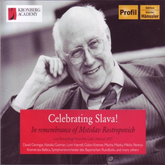 Portret van een lachende oudere man met bril, zittend met zijn hand op zijn wang. De tekst 'Celebrating Slava!' en 'in remembrance of Mstislav Rostropovich' is gedrukt op een rode band.