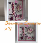 Een exclusieve prachtig  bloemdecoratie “I Love You”van droogbloemen en met drie geconserveerde ( longlife) rozen in 3D fotolijst/ 35 x 35 cm / eyecatcher/ speciaal voor valentijns